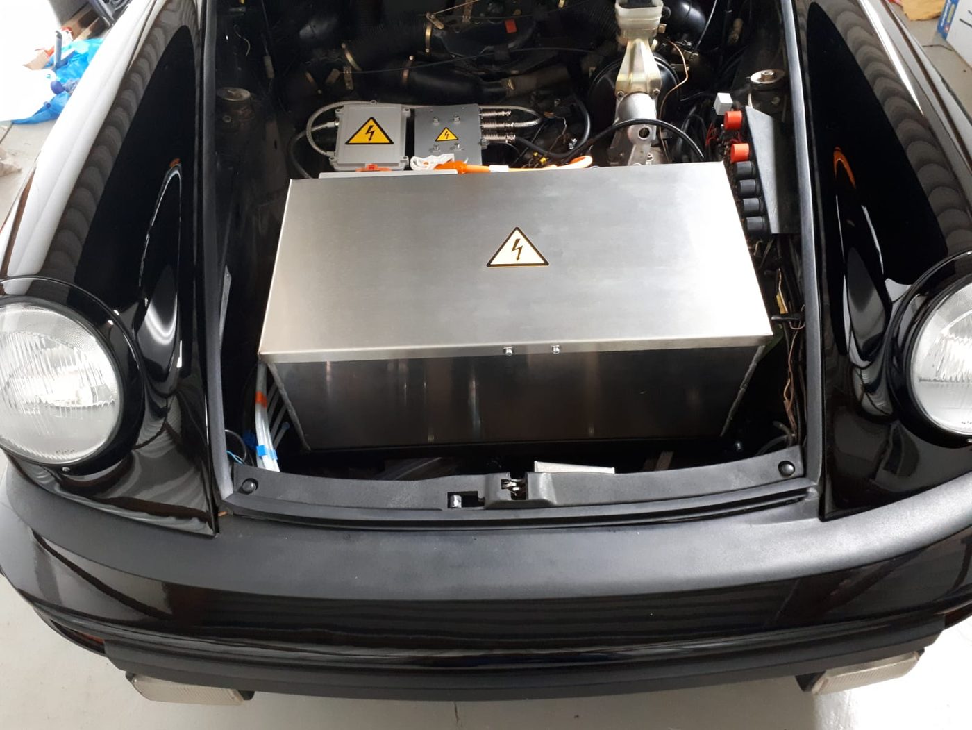 Batteriekasten im vorderen Kofferraum des Porsche 911