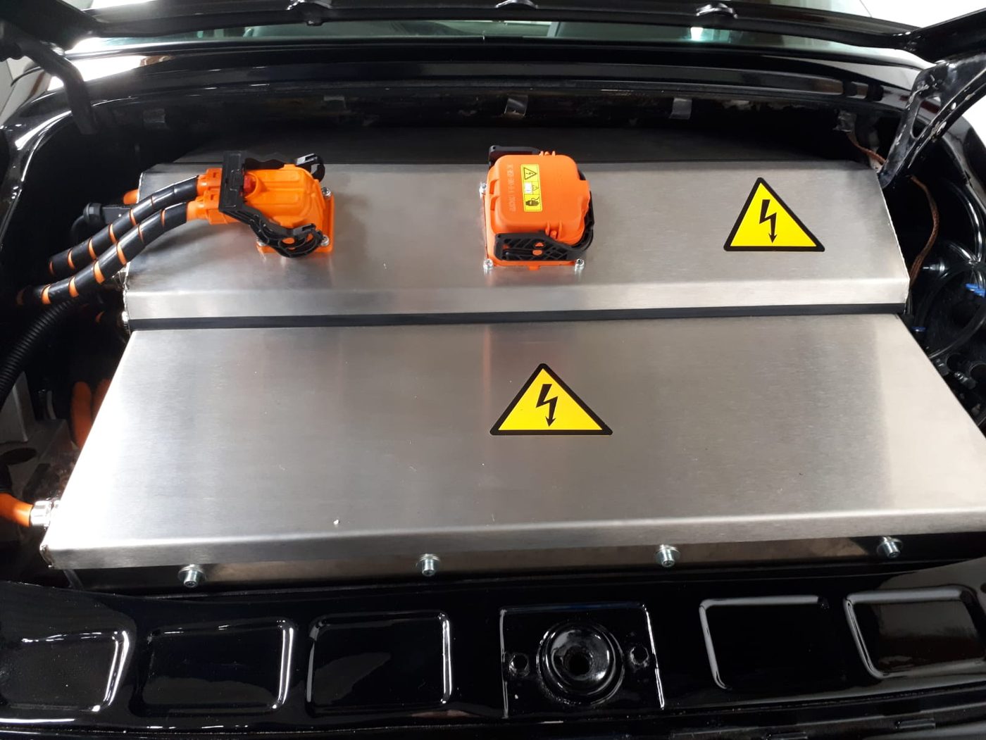 Batteriekasten im früheren Motorraum des Porsche 911