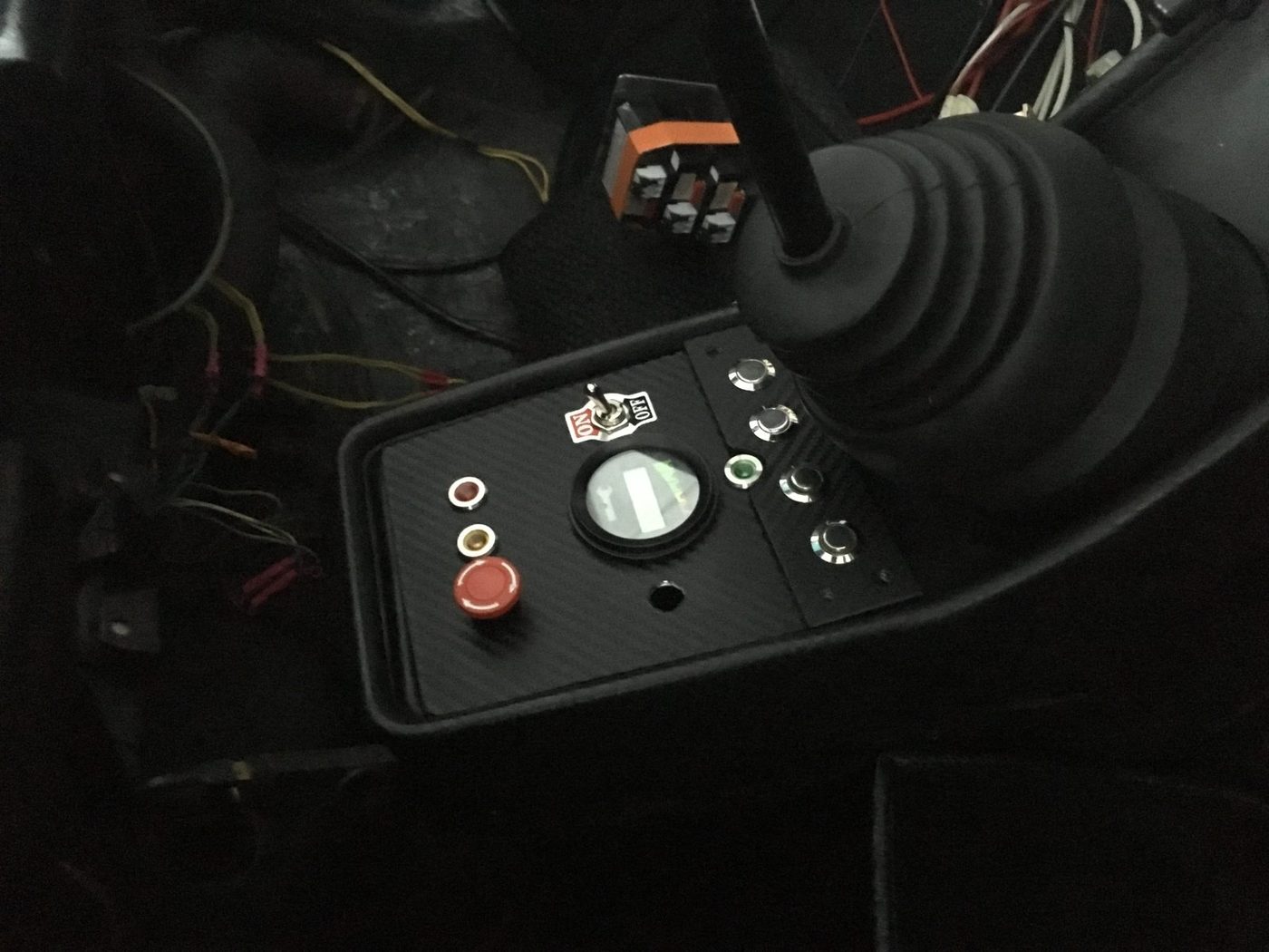 Originaler Schalthebel und Mittelkonsole im umgebauten Porsche 911
